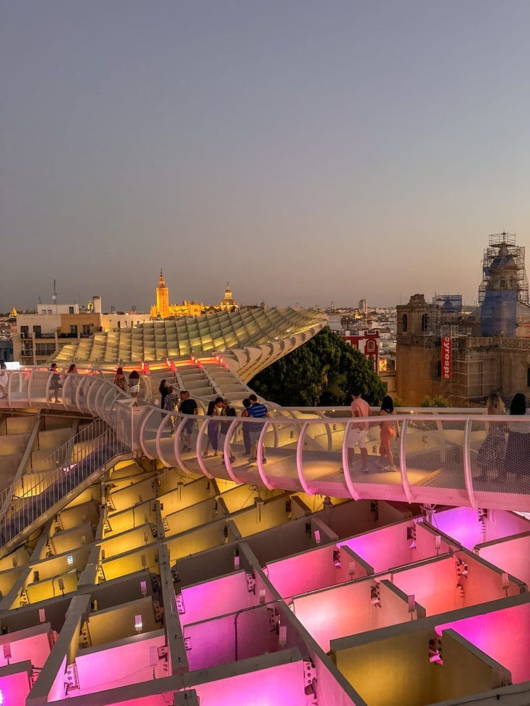 Metropol Parasol qui illuminée à la tombée de la nuit
